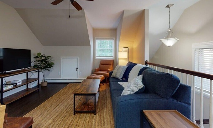 Saratoga Springs Apartment | The Carriage House by Saratoga Stays +garage