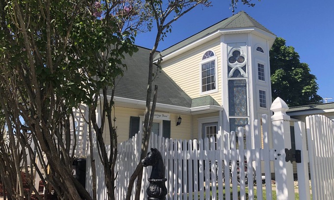 Mackinaw City Apartment | “The Carriage Haus Studio” downtown Mackinaw City!