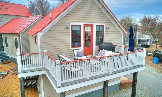 Carlton Landing Apartment | The Carriage House | Stylish Apartment