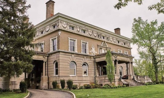 Roselawn Finance Apartment | The Carriage House Loft at Marion Hall Mansion
