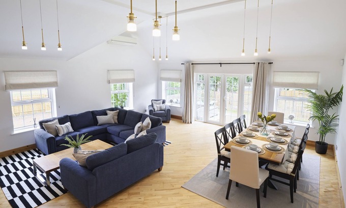Ferndown Apartment | The Castleman is large 3 bedroom apartment, situated within a golf course.