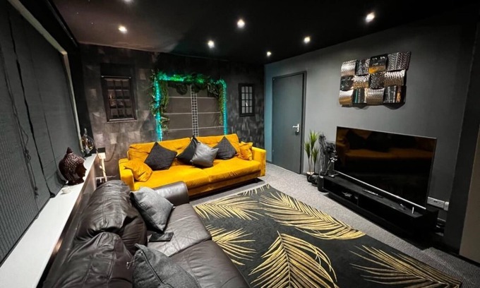 Stuppington House | The Cave House Canterbury with Hot Tub and Parking