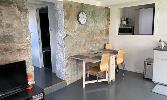 Hobart Central Business District Apartment | "The Cave" West Hobart: eco friendly apartment 🌈 🌱 🏳️‍⚧️