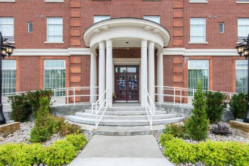 Orillia Hotel | The Champlain Waterfront Hotel, an Ascend Collection Hotel