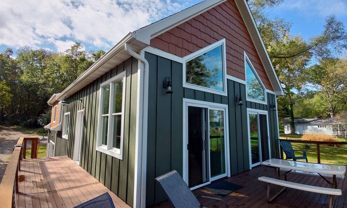 Horton House | The Cheerful Lake House at Crane Cove
