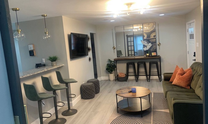 Mobile House | The Chic Getaway: 2BD/1BA Q Beds w/Smart TVs