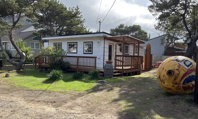 Tierra Del Mar Cabin | The Chillton #125- Cozy cabin steps to beach on quiet lane