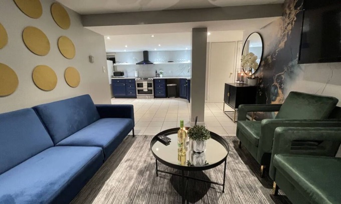 Queens House | The Circle Suite Near JFK Airport