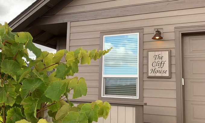 McMinnville House | The Cliff House A in McMinnville, Oregon's Wine Country