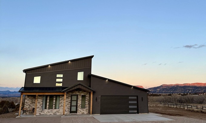 Hatch House | The Cliffs - Luxury Stay with Hot Tub/Views between Zion and Bryce Canyon NPs