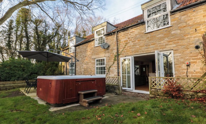 East Ayton Cottage | THE COACH HOUSE, pet friendly, with hot tub in East Ayton
