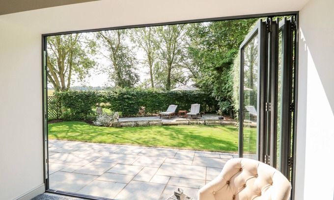 Sleaford Cottage | THE COACH HOUSE, pet friendly, with a garden in Leasingham