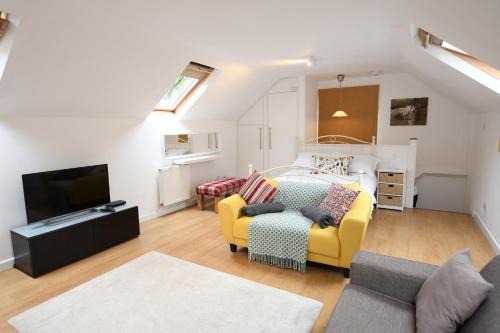 Whitnash Apartment | The Coach House Studio Apartment