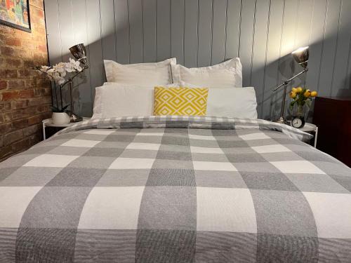 Goulburn House | The Coachhouse - studio apartment