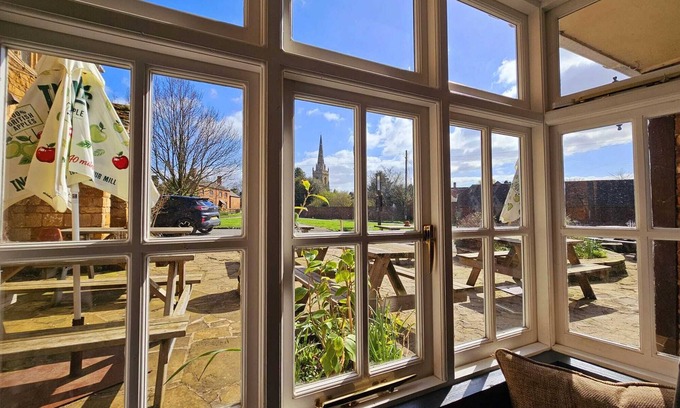 Quedgeley Hotel | The College Arms