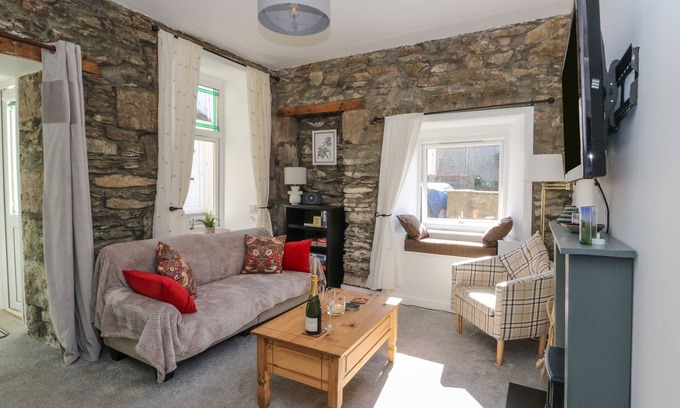 Kilcreggan Cottage | THE COORIE @ COVE, romantic, with a garden in Kilcreggan