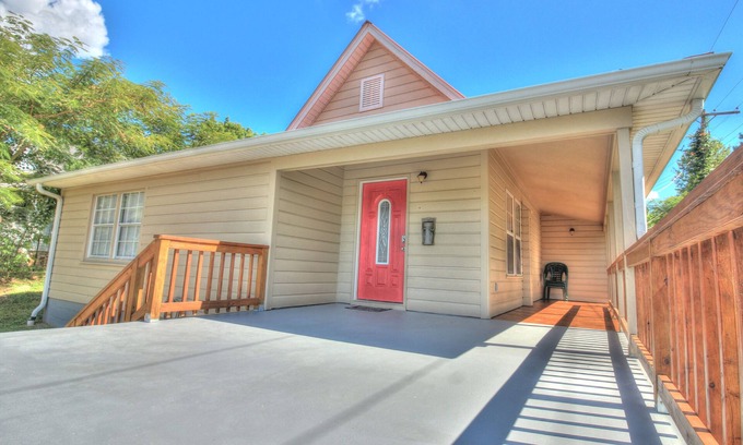 Mammoth Spring House | The Corner Cottage (+Patio, Fire Pit & Grill)