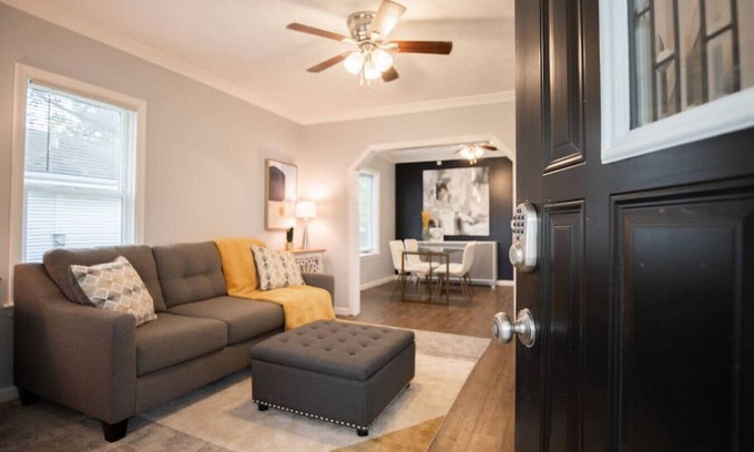 West Peoria House | THE CORNER COTTAGE - Contemporary 2BD in Peoria
