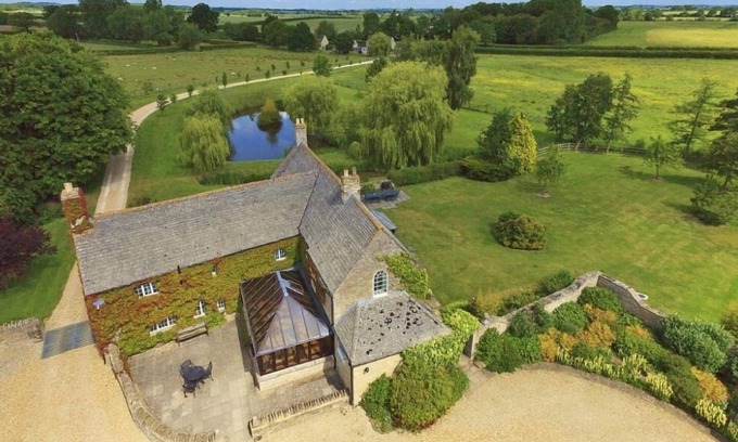 Carterton House | The Cotswold Manor Hall, Exclusive Hot Tub, Games Barn, 70 acres of Parkland