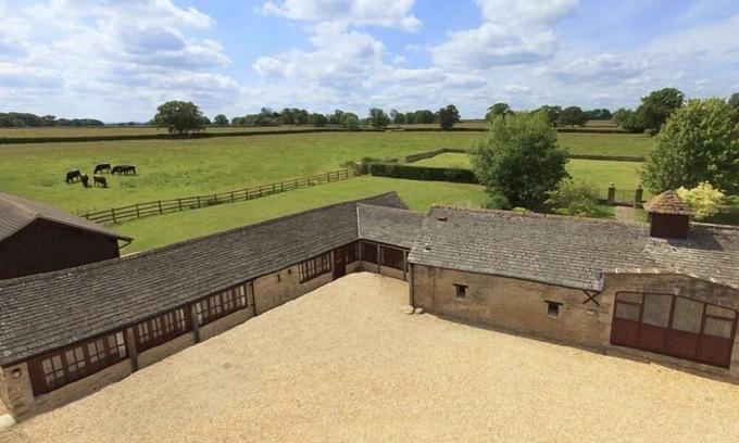 Carterton House | The Cotswold Manor House, Exclusive Hot Tub, Games Barn, 70 acres of Parkland