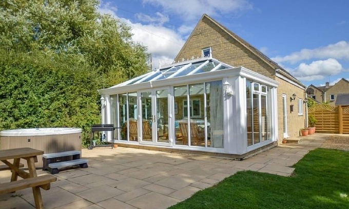 Carterton House | The Cotswold Manor Vineyard, Exclusive Hot Tub, Games Barn, 70 acres of Parkland