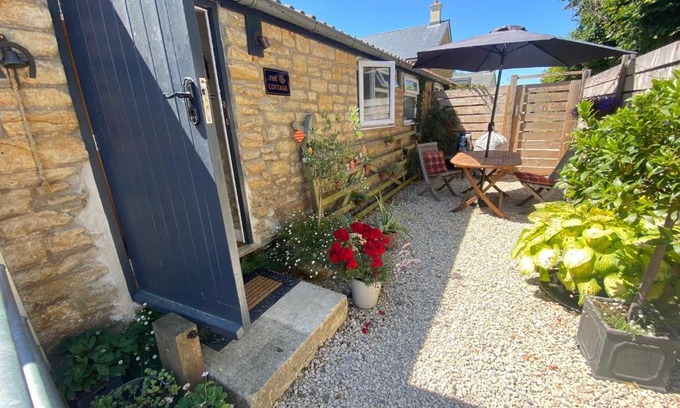 Mosterton House | The Cottage at Churchill Farm