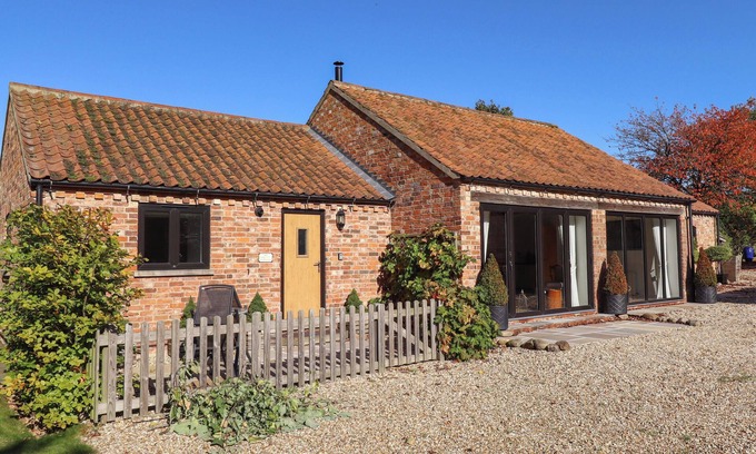 Horncastle Cottage | THE COTTAGE AT GRANGE FARM BARNS, pet friendly in Horncastle