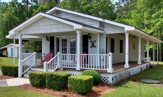 Lake Waccamaw Cottage | The Cottage by Hollingsworth Properties! Relax and enjoy its offerings.