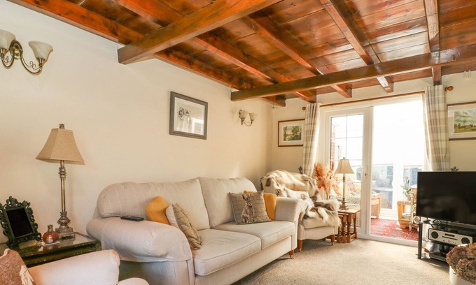 Hull Cottage | THE COTTAGE, pet friendly, with a garden in Preston, Hull