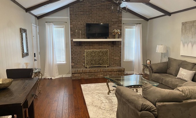 Hattiesburg House | "The Country Escape" Minutes from USM and Downtown activities!