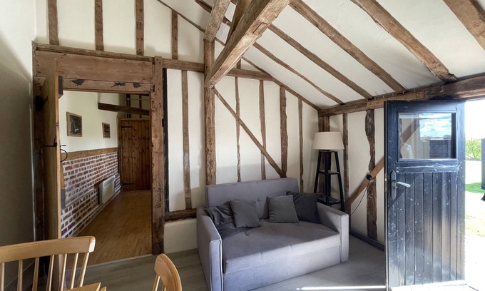 Southminster Apartment | The Cow Shed 1BR-Sleeps4-Parking-PetsOK