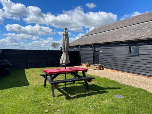 Southminster Apartment | The Cow Shed 1BR-Sleeps4-Parking-PetsOK