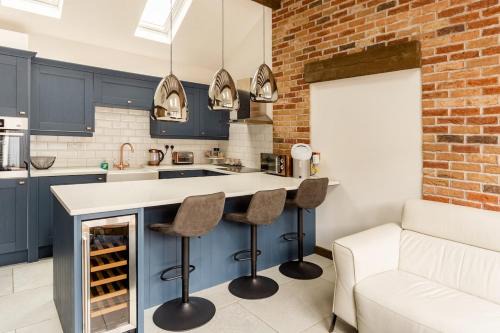 Bromsgrove House | The Cowshed - Luxury Barn with Hot Tub