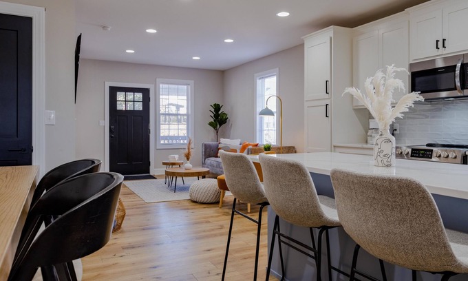 Columbia House | The Cozy Chic WeCo Spot | 3 minutes to Downtown | Steps to WeCo Riverwalk