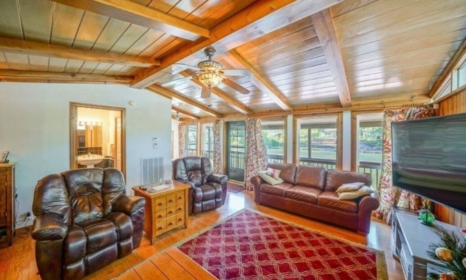 Mountain Pine Cottage | THE COZY COTTAGE LAKE HAMILTON ~ Couples Only Retreat