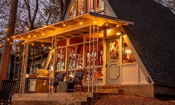 Piney House | The Cozy Cove A Unique and Unforgettable Experience on Lake Hamilton