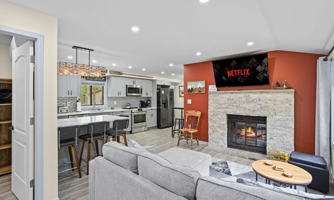 Pocono Lake House | The Cozy Cubhouse! Perfect Couples Getaway!