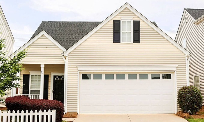 Simpsonville House | The Cozy Hub- Steps to shops & restaurants, moments to the highway & downtown.