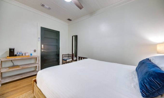Warrenton Apartment | The Cozy Room Four
