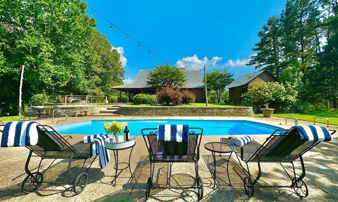 Batesville House | The CPL, Spacious Oxford Retreat by Velvet Ditch Villas