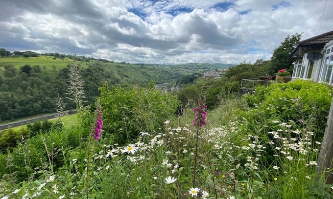Abertillery House | The Crest Hillside Retreat With Hot Tub
