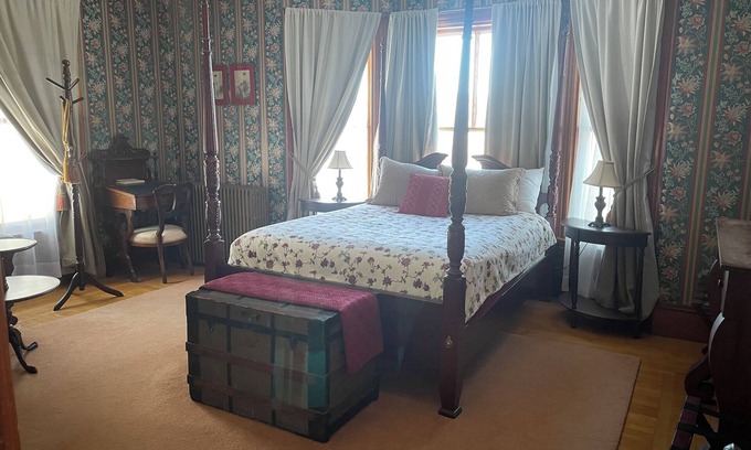 Guilford Bed & Breakfast | The Cummings Room - Queen Bed - The Guilford Bed & Breakfast