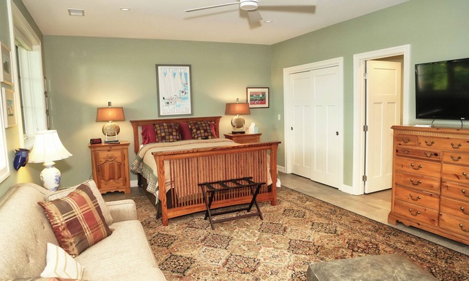 Fennville Bed & Breakfast | The Deluxe Apartment, The Exclusive Deluxe Apartment