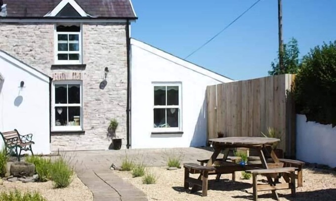 Llanybri Cottage | THE DEN, pet friendly, character holiday cottage in Llansteffan