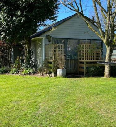 Stockbridge Apartment | ‘The Den’ Self contained one bedroom annexe.