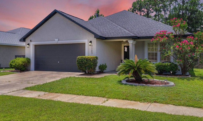 Upper Grand Lagoon House | The Dive Locker- 5 min to the Beach Sleeps 10