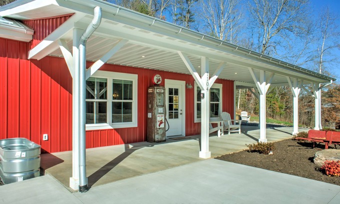 Alexander House | The Double B | Modern Farmhouse | Private Pond, Hot Tub, and Fire Pit