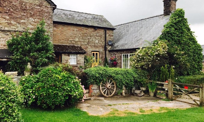 Llanfihangel Tal-y-llyn Bed & Breakfast | The Draen Bed and Breakfast
