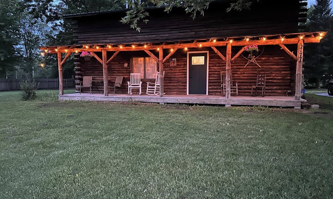 Midland Cabin | The Eagle’s Nest - 12 miles to Soaring Eagle Casino! Mt. Pleasant - Midland