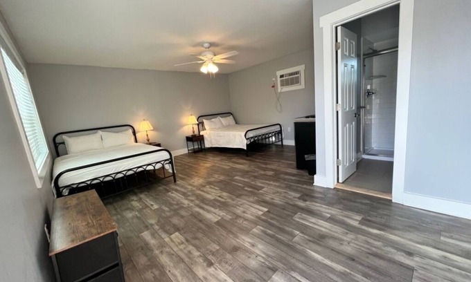 Parker House | The East Bay Inn Room 1 - Cozy hotel in brilliant Panama City with AC, WiFi